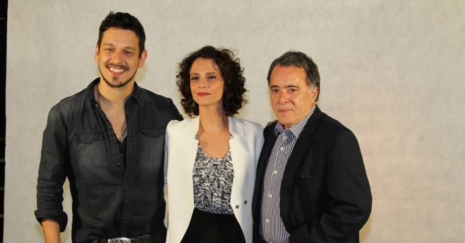 17.set.2013 - João Vicente de Castro, Malu Galli e Tony Ramos posam para fotos durante coletiva sobre o seriado "A Mulher do Prefeito", da Rede Globo