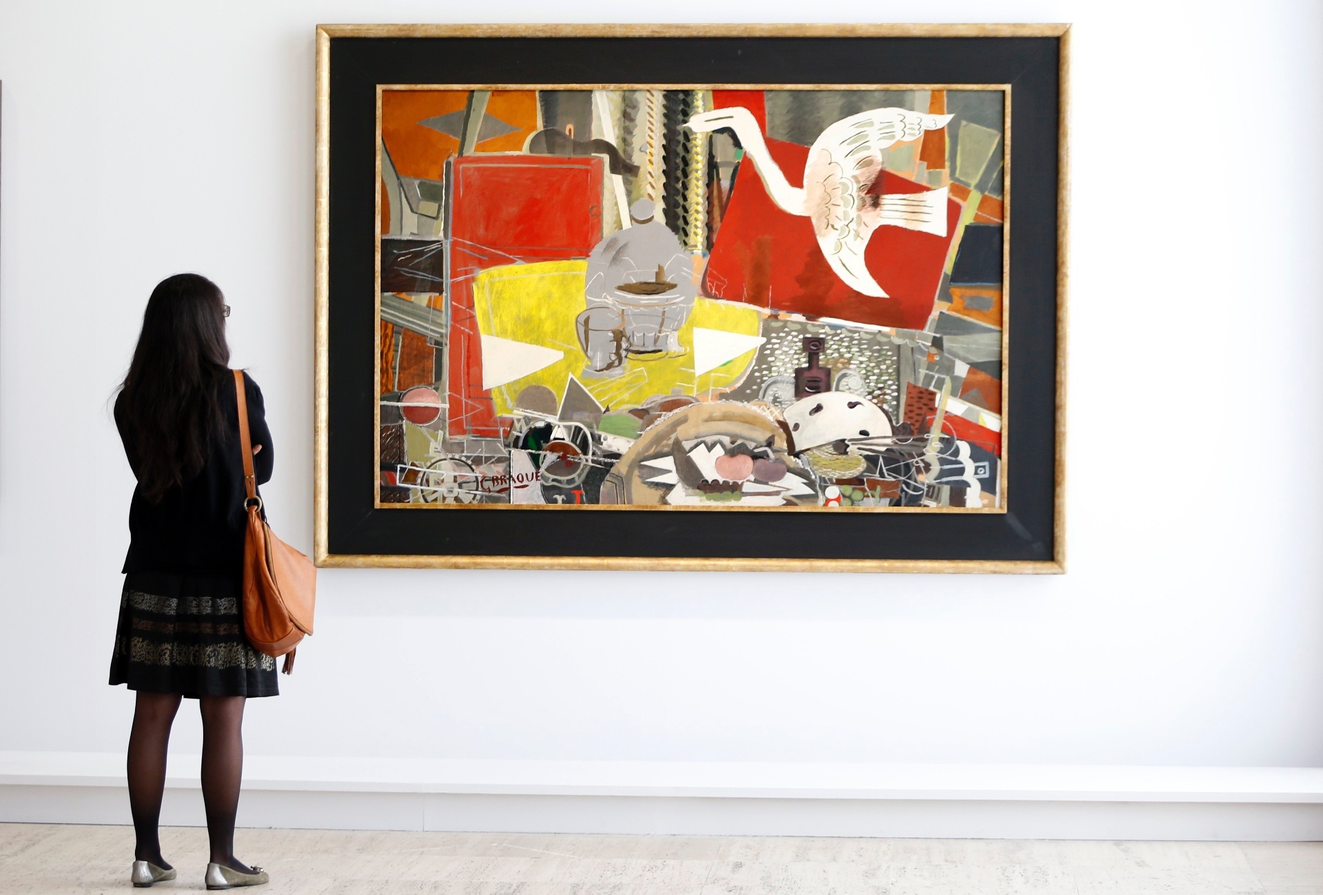 17.set.2013 - Visitante olha a pintura "Atelier VIII" (1954-1955) na retrospectiva em exibição no Grand Palais Museum, em Paris - REUTERS/Charles Platiau