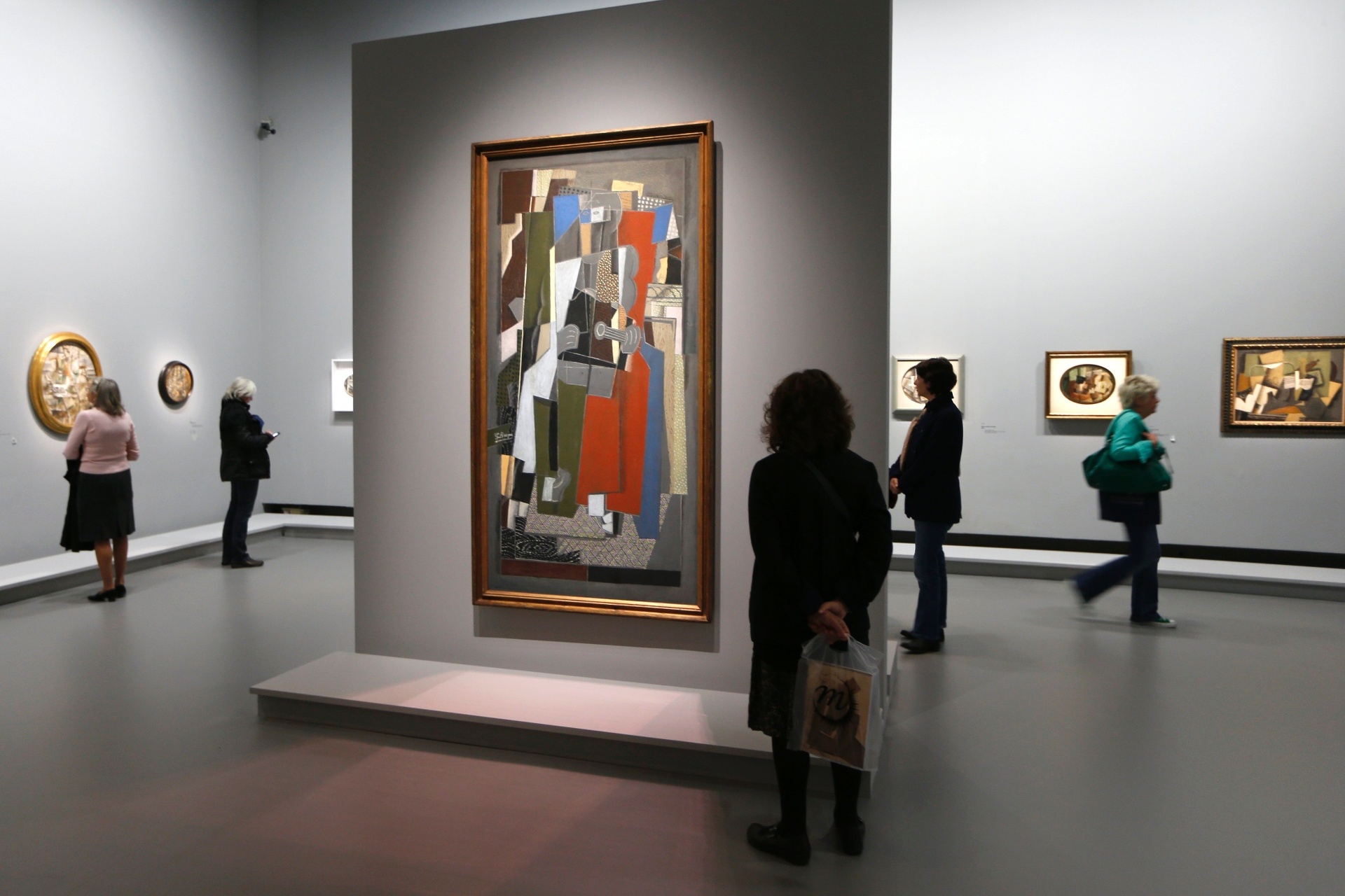 17.set.2013 - Visitante olha a pintura "La Musicienne" (The Musician, 1917-1918) na retrospectiva em exibição no Grand Palais Museum, em Paris - REUTERS/Charles Platiau