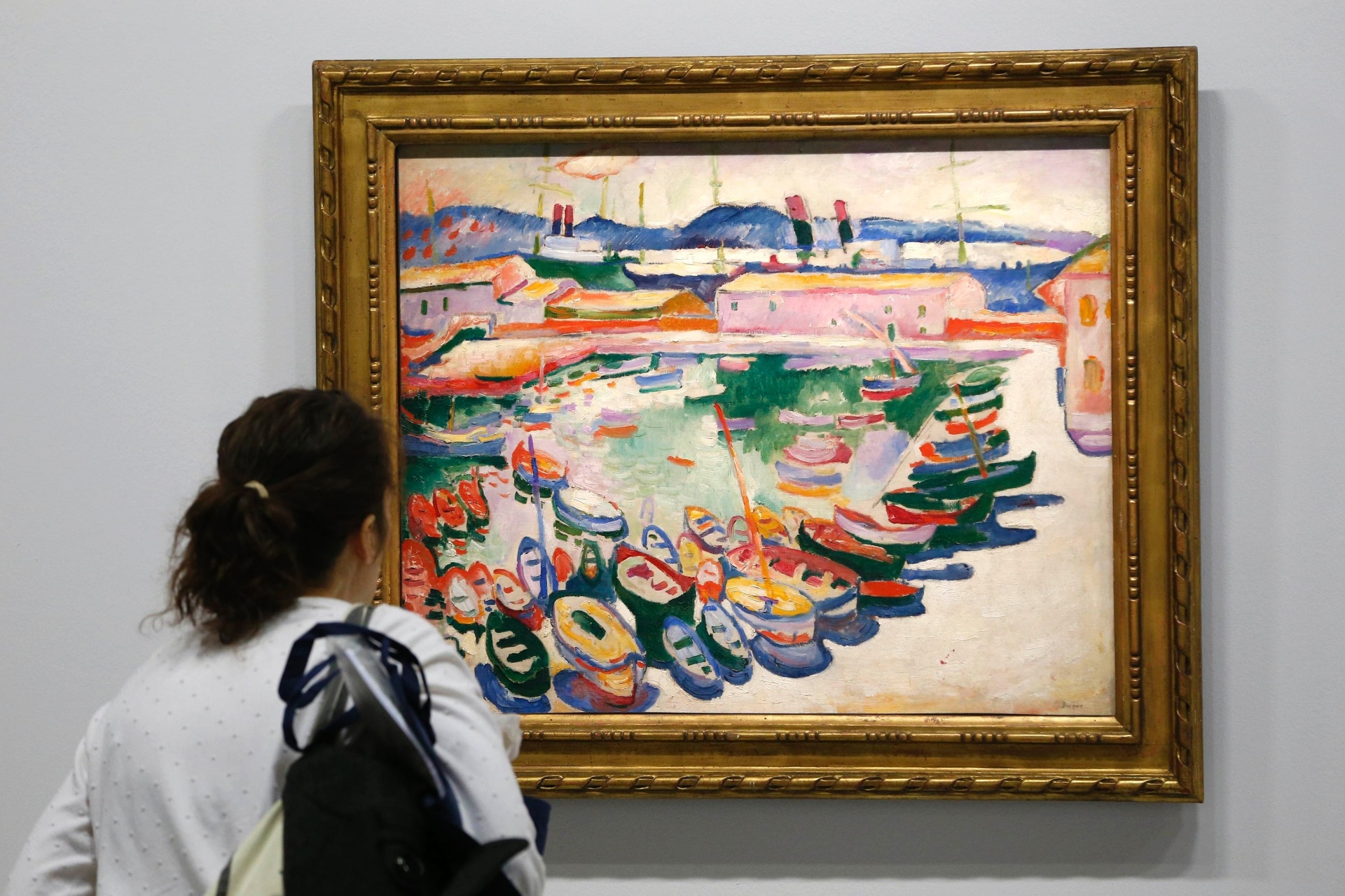17.set.2013 - Visitante olha a pintura "Le Port de La Ciotat" (La Ciotat Harbor, 1907) na retrospectiva em exibição no Grand Palais Museum, em Paris - REUTERS/Charles Platiau