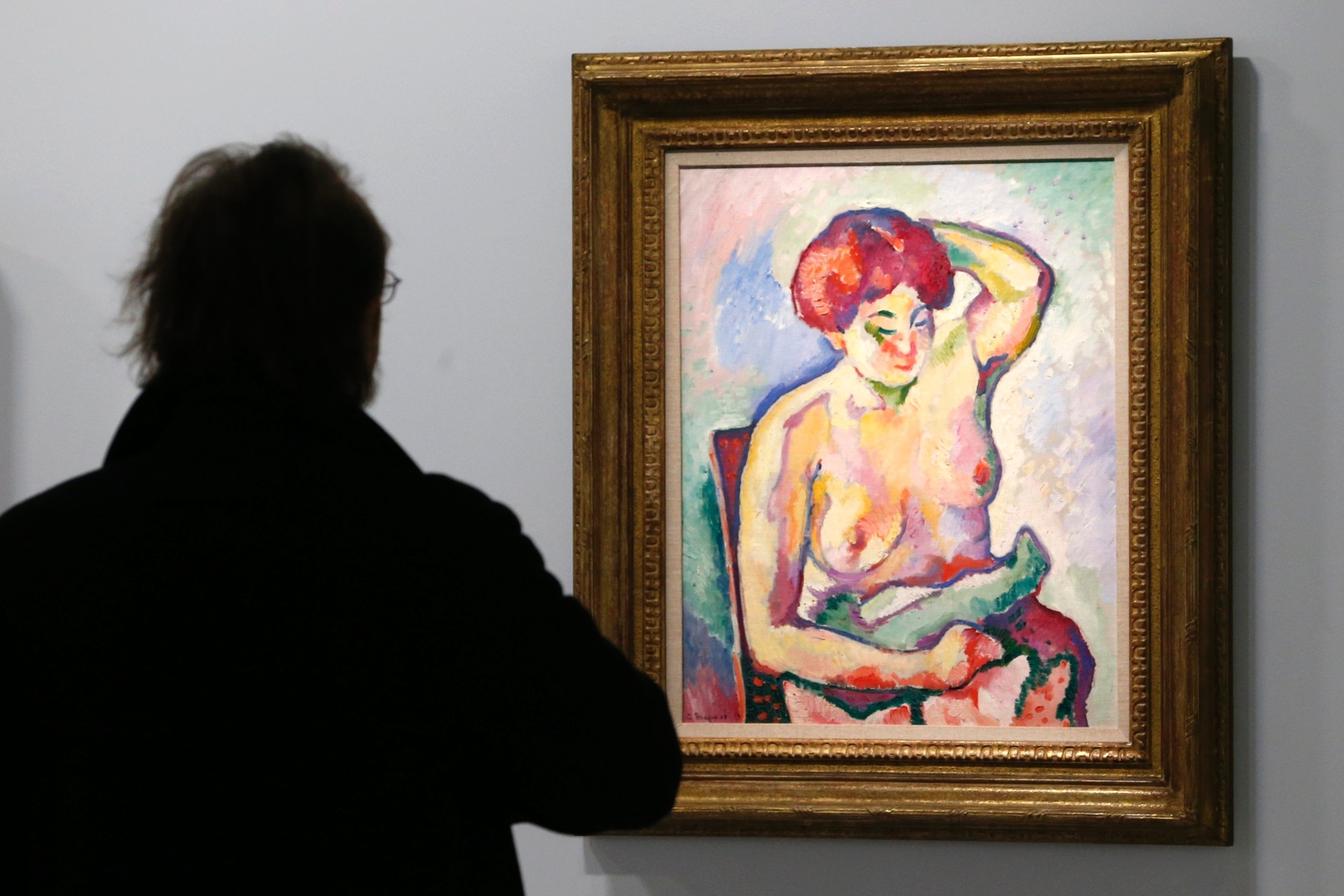 17.set.2013 - Visitante olha a pintura "Nu assis" (1907) na retrospectiva em exibição no Grand Palais Museum, em Paris - REUTERS/Charles Platiau