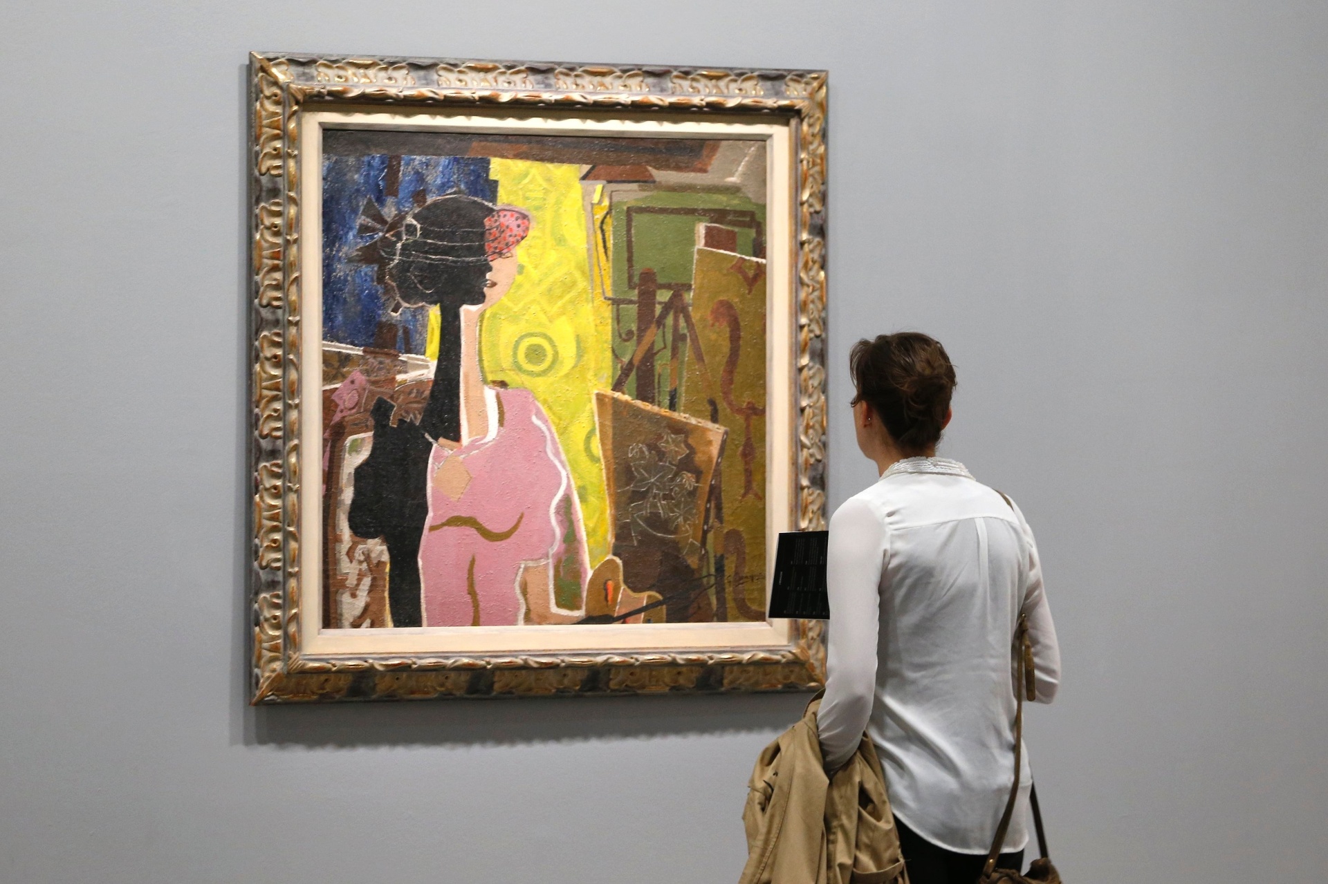 17.set.2013 - Visitantes olham as pinturas "Femme a la palette" (1936) do artista francês Georges Braque (1882-1963) na retrospectiva em exibição no Grand Palais Museum, em Paris - REUTERS/Charles Platiau