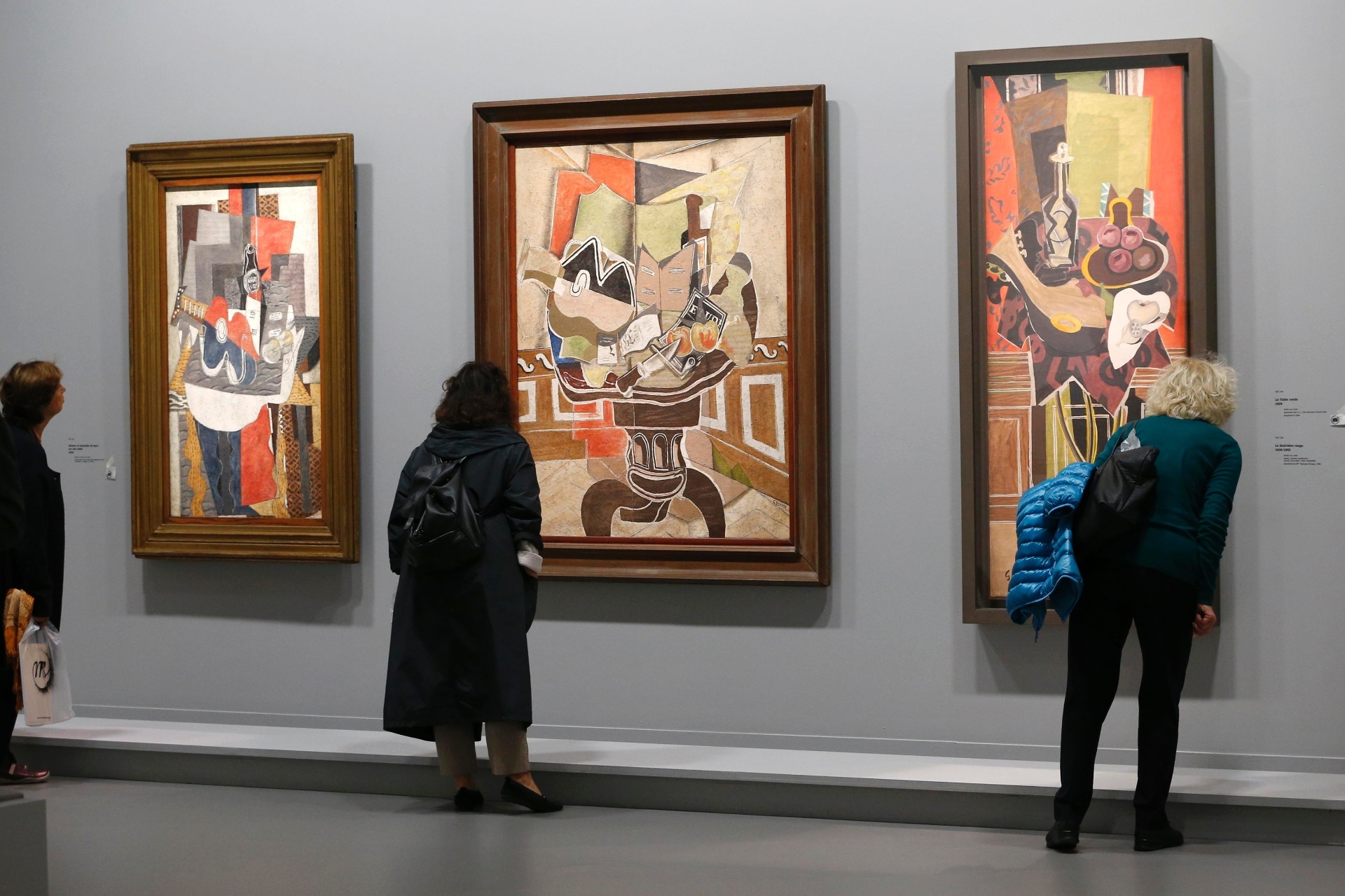 17.set.2013 - Visitantes olham as pinturas "Le Gueridon Rouge" (1939-1952), "La Table Ronde" (1929) e "Guitare et bouteille de marc sur une table" (1930) do artista francês Georges Braque (1882-1963) - REUTERS/Charles Platiau