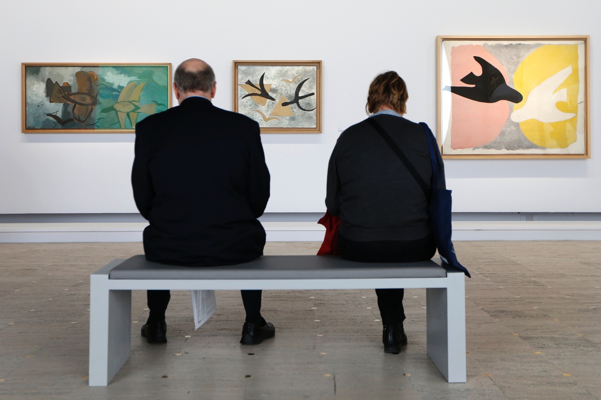 17.set.2013 - Visitantes olham as pinturas "Les Oiseaux en vol" (1959), "les Oiseaux" (1954-1962) E "L'Oiseau noir et l'oiseau blanc" (The Birds, 1960) do artista francês Georges Braque (1882-1963) na retrospectiva em exibição no Grand Palais Museum, em Paris - REUTERS/Charles Platiau