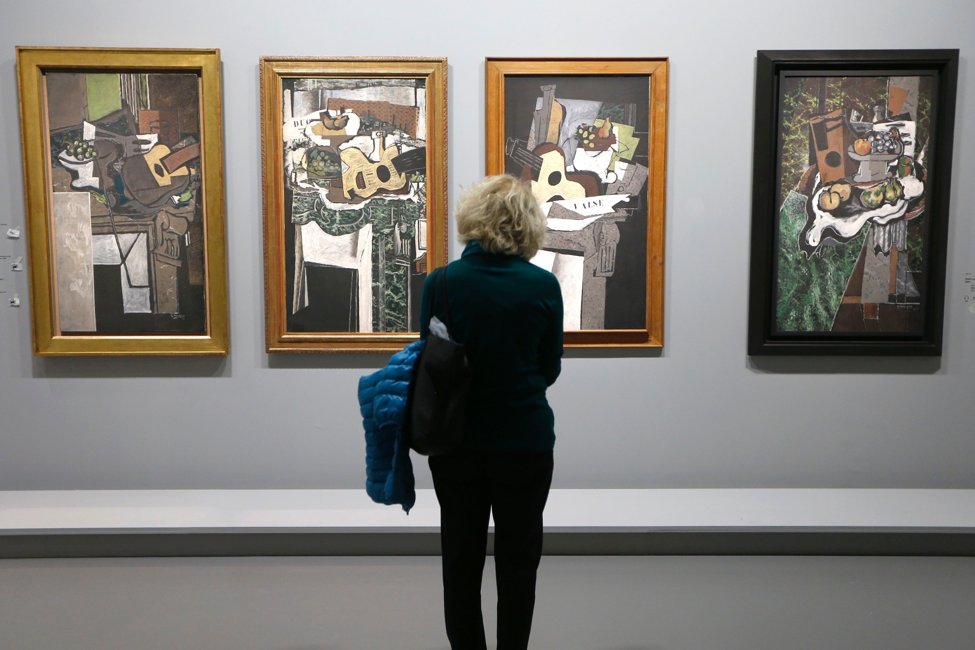 17.set.2013 - Visitantes olham as pinturas "Nature morte a la guitare" (1920-1921) - REUTERS/Charles Platiau