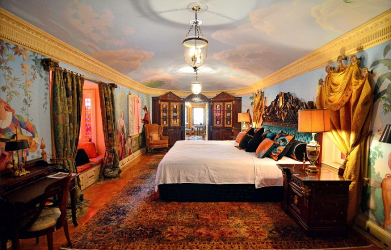 23.jul.2013 - A suíte Império da mansão Casa Casuarina, que pertenceu a Gianni Versace, em Miami Beach.