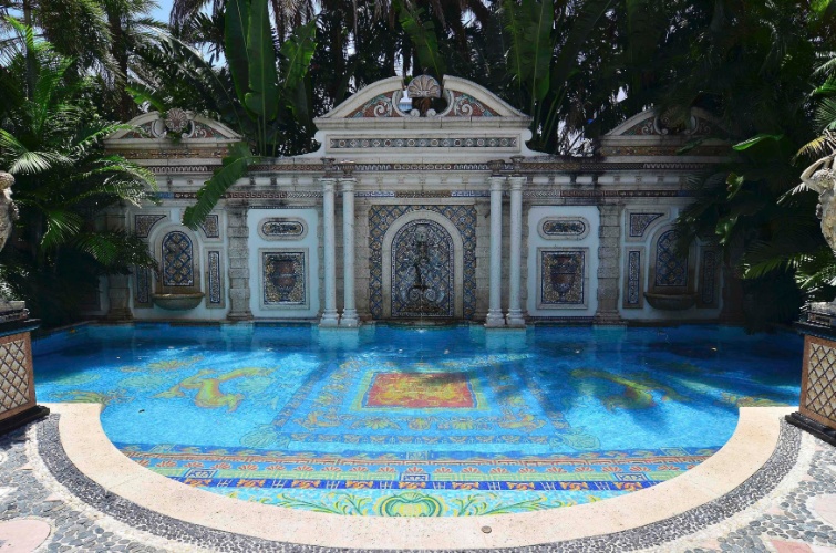 23.jul.2013 - Área da piscina da mansão Casa Casuarina, que pertenceu ao estilista italiano Gianni Versace, em Miami Beach. O estilista gastou 33 milhões de dólares renovando a casa