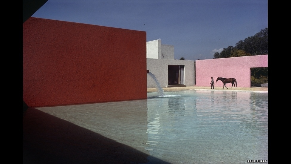 A exposição "Cores Verdadeiras" na galeria ATLAS, em Londres, destaca fotógrafos que expandiram os limites do meio, desde os primeiros trabalhos a cores de Ernst Haas a aplicações mais contemporâneas - Rene Burry