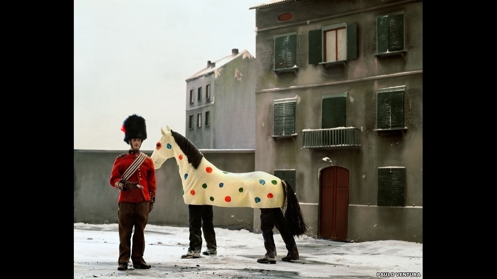 A exposição "Cores Verdadeiras" na galeria ATLAS, em Londres, destaca fotógrafos que expandiram os limites do meio, desde os primeiros trabalhos a cores de Ernst Haas a aplicações mais contemporâneas - Paolo Ventura