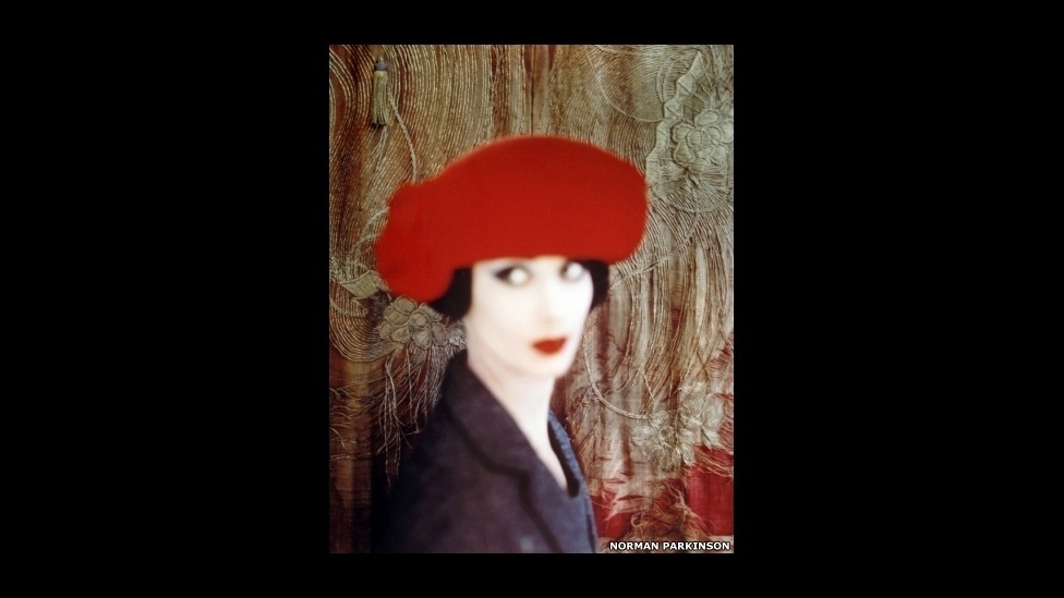 A exposição "Cores Verdadeiras" na galeria ATLAS, em Londres, destaca fotógrafos que expandiram os limites do meio, desde os primeiros trabalhos a cores de Ernst Haas a aplicações mais contemporâneas - Norman Parkinson