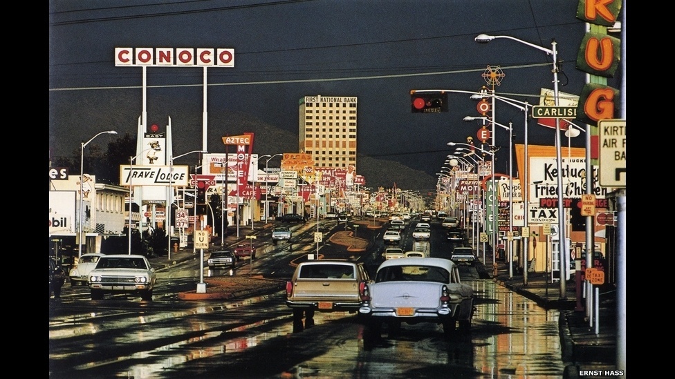 A exposição "Cores Verdadeiras" na galeria ATLAS, em Londres, destaca fotógrafos que expandiram os limites do meio, desde os primeiros trabalhos a cores de Ernst Haas a aplicações mais contemporâneas - Ernst Haas