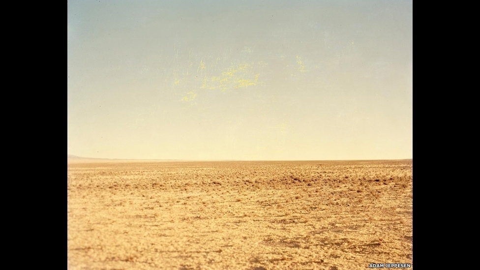 A exposição "Cores Verdadeiras" na galeria ATLAS, em Londres, destaca fotógrafos que expandiram os limites do meio, desde os primeiros trabalhos a cores de Ernst Haas a aplicações mais contemporâneas - Adam Jeppesen