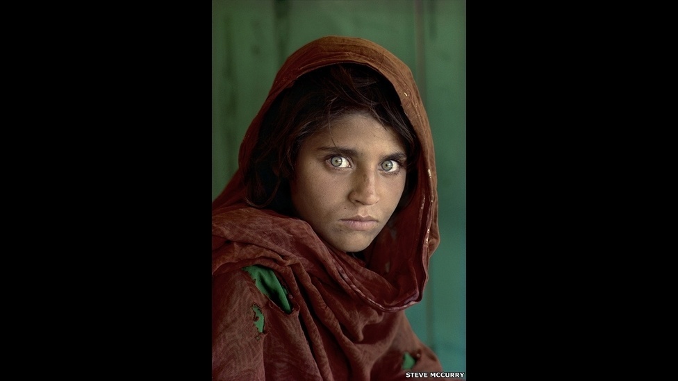 A obra "Garota afegã no campo de refugiados de Nasir Bagh em Peshawar, Paquistão", de Steve McCurry, está na mostra "Cores Verdadeiras" na galeria ATLAS, em Londres, que destaca fotógrafos que expandiram os limites do meio, desde os primeiros trabalhos a cores de Ernst Haas a aplicações mais contemporâneas - Steve McCurry