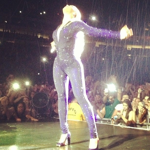 Beyoncé faz último show no Brasil sob forte chuva