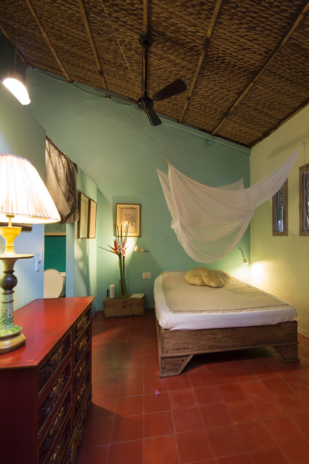 (Imagem do NYT, usar apenas no respectivo material) A cama de madeira é simples, mas foi equipada com um mosquiteiro, muito útil contra os mosquitos durante a época de calor no Vietnã - Marcel Lam/ The New York Times