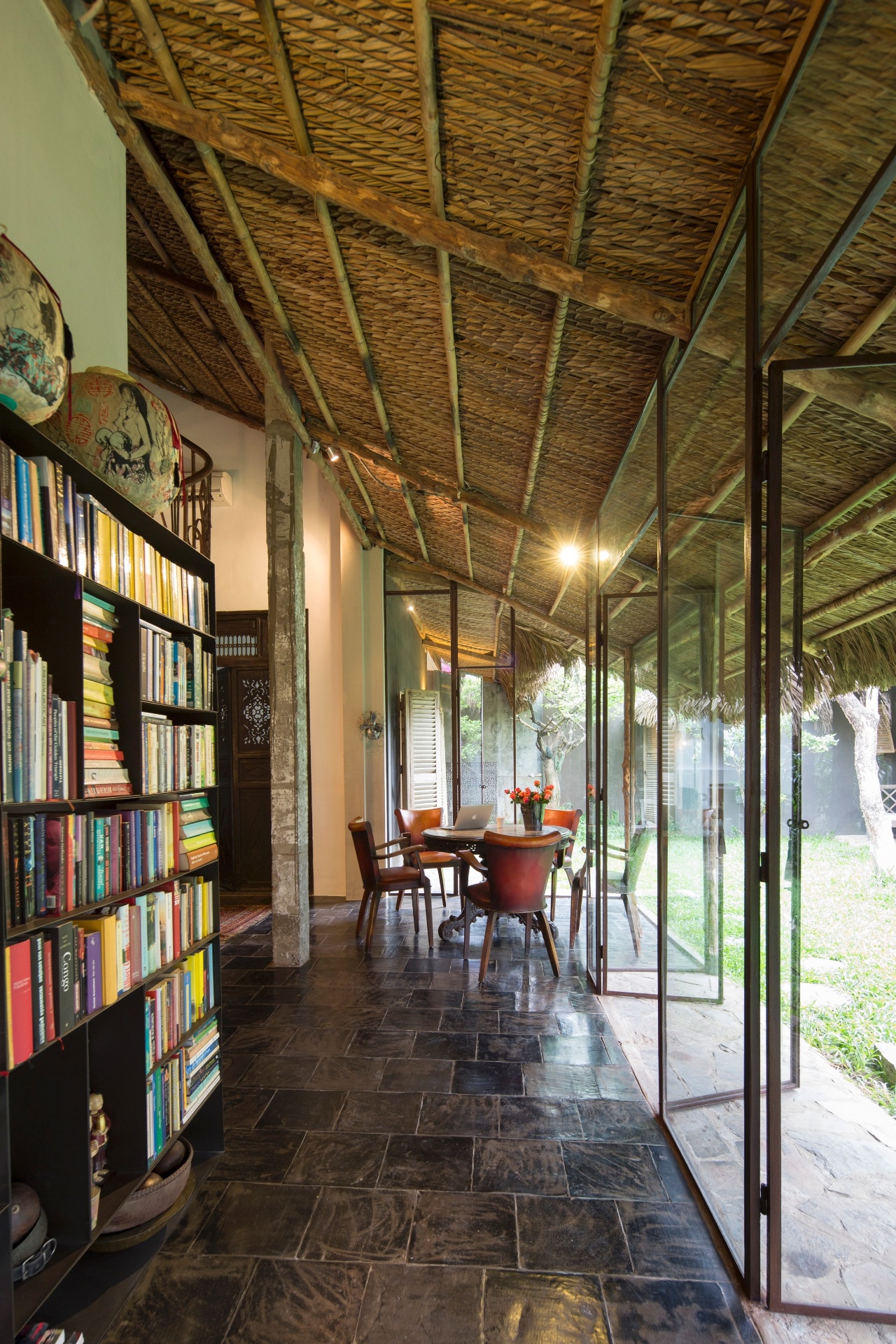 (Imagem do NYT, usar apenas no respectivo material) A mesa da biblioteca foi comprada em um antiquário chinês. As cadeiras, porém, foram desenhadas pela dona da casa - Hedwig Pira - e feitas localmente - Marcel Lam/ The New York Times