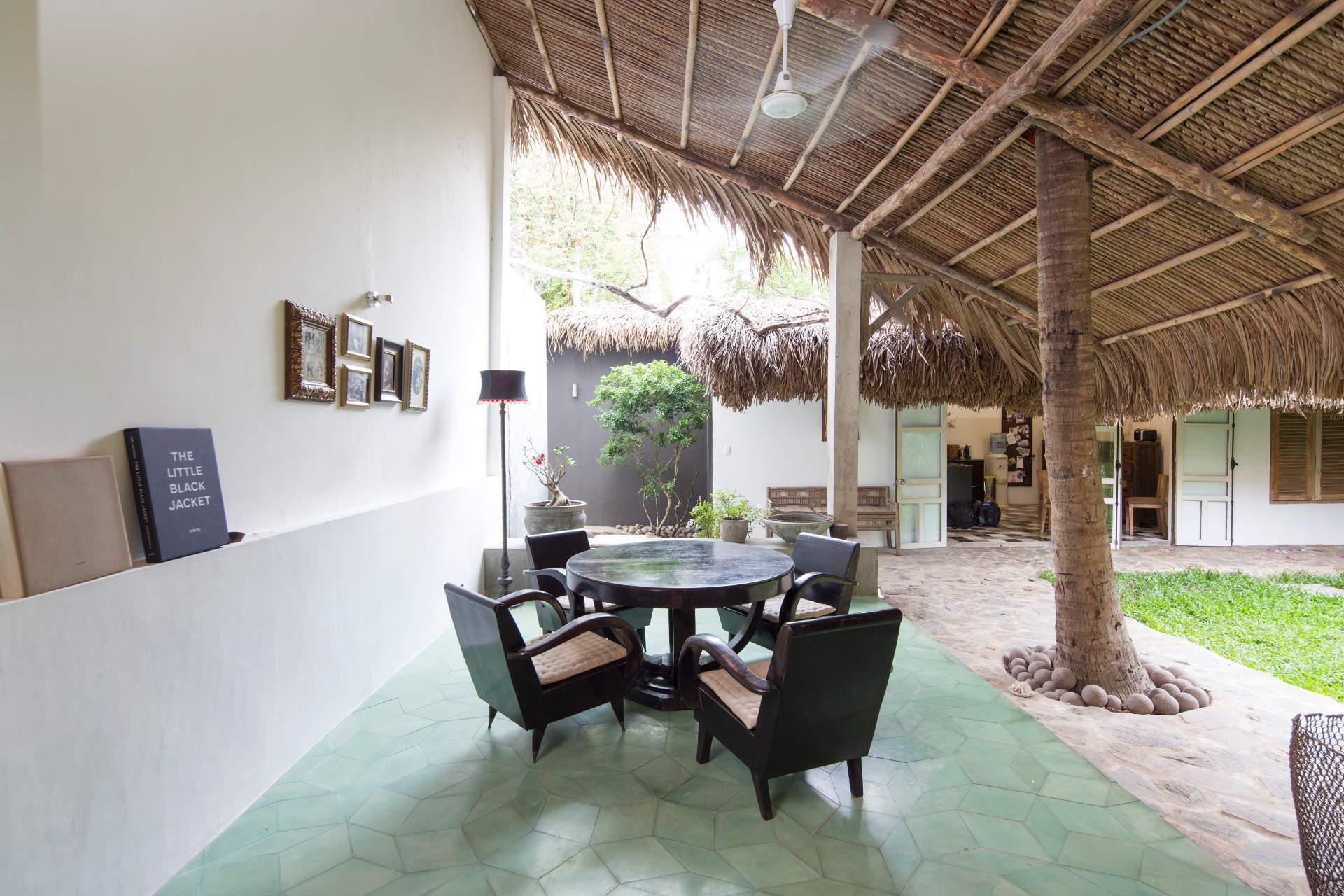 (Imagem do NYT, usar apenas no respectivo material) A mesa e as cadeiras que decoram e equipam a varanda ampla e aberta ao jardim foram compradas em um antiquário francês, enquanto o ladrilho que reveste o piso foi feito na fábrica do casal dono da residência - Marcel Lam/ The New York Times