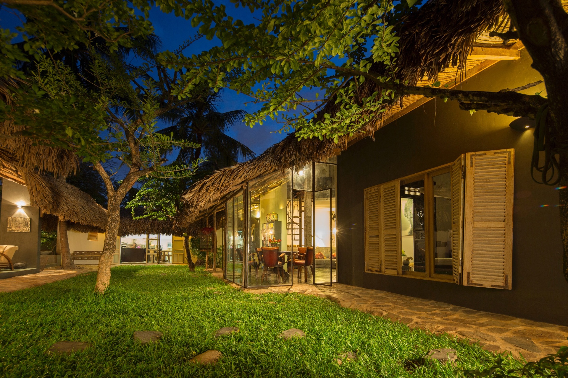 (Imagem do NYT, usar apenas no respectivo material) As portas de vidro e ferro que se abrem para o jardim foram feitas manualmente na fábrica de Peter e Hedwig e projetada para serem o mais delgadas possível. Hedwig afirma "para não perdermos o contato com o jardim". Ainda segundo ela, as venezianas "vintage" que ajudam a compor as aberturas foram "descascadas" e "recuperadas" - Marcel Lam/ The New York Times