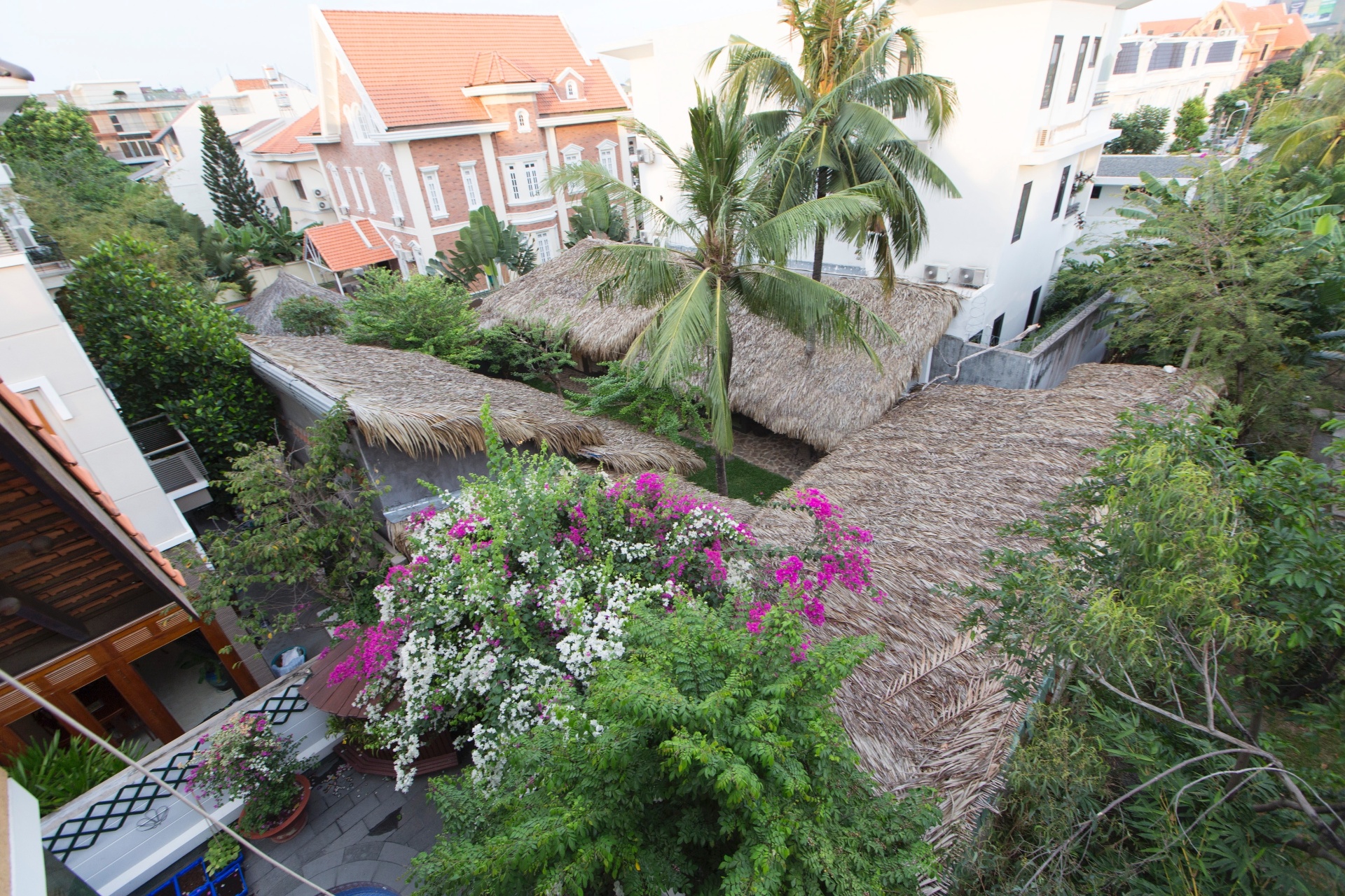 (Imagem do NYT, usar apenas no respectivo material) O telhado de fibra talvez seja o elemento mais marcante da casa de Peter Arts e Hedwig Pira. A estrutura é feita com um sanduíche de folhas de palmeira, "recheado" por uma lona impermeável, que mantém a chuva afastada dos ambientes internos - Marcel Lam/ The New York Times