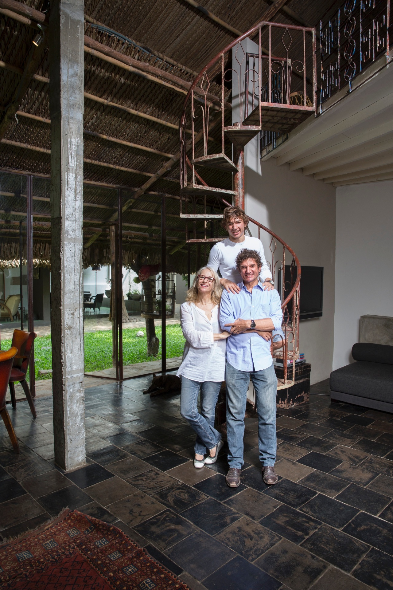 (Imagem do NYT, usar apenas no respectivo material) Peter Arts e Hedwig Pira deixaram a Bélgica há mais de uma década para construir uma casa e uma vida para si mesmos e para o filho, agora com 17 anos, Simon, no Vietnã. A residência da família foi construída à partir de alguns produtos e designs por eles desenvolvidos e comercializados, como o piso que reveste o living (foto) - Marcel Lam/ The New York Times