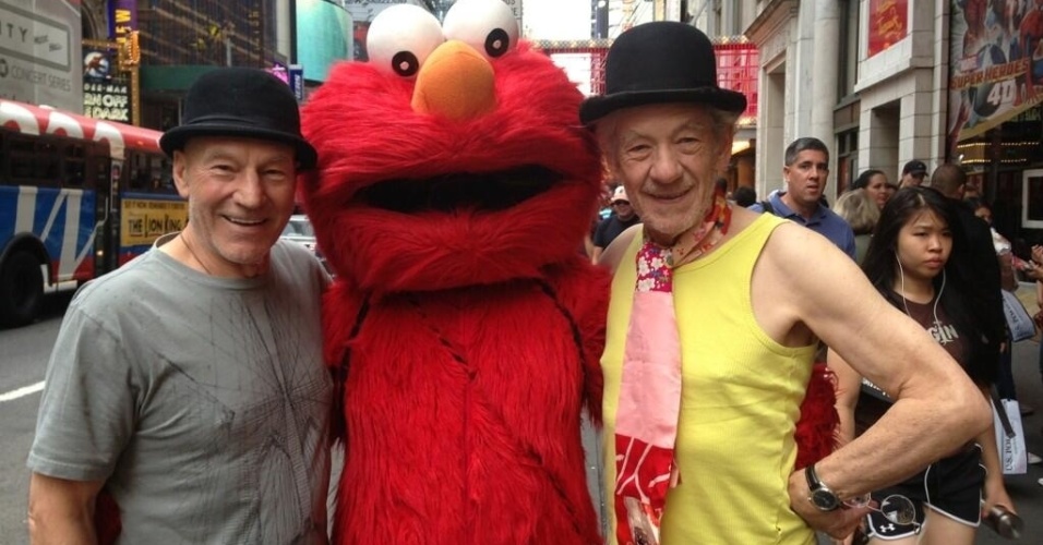 13.set.2013 - Os atores Patrick Stewart e Ian McKellen posam com o Elmo, da "Vila Sésamo", em Nova York. Eles estão na cidade norte-americana para promover uma peça de teatro que estrelarão na Broadway