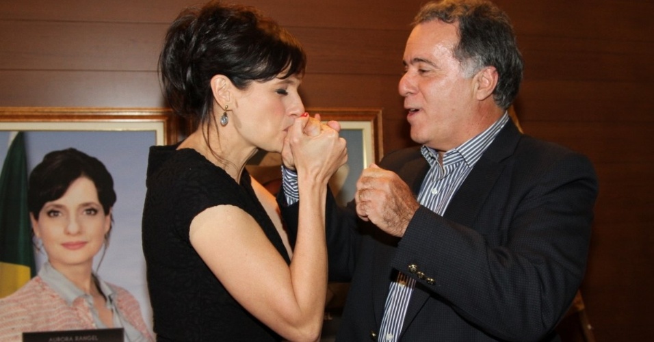 17.set.2013 - Denise Fraga beija a mão de Tony Ramos durante a apresentação da série "A Mulher do Prefeito", em São Paulo