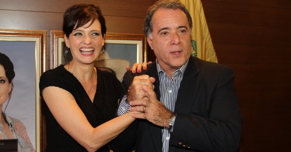 17.set.2013 - Denise Fraga e Tony Ramos se divertem durante a apresentação da série "A Mulher do Prefeito", em São Paulo