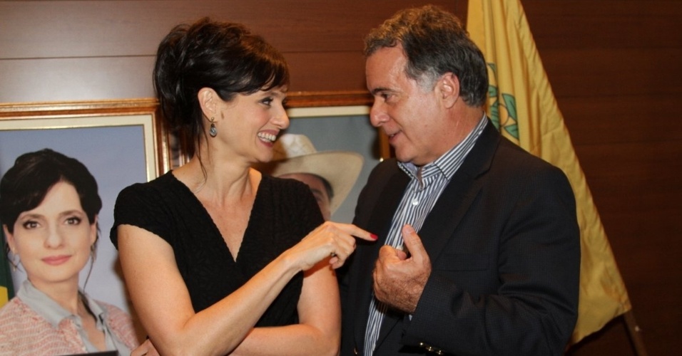 17.set.2013 - Denise Fraga e Tony Ramos trocam gentilezas durante apresentação da série "A Mulher do Prefeito", em São Paulo