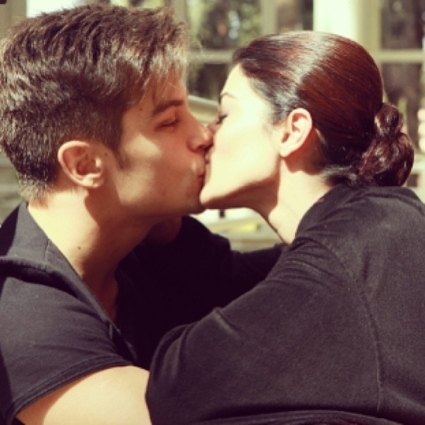 18.set.2013 - Carol Castro beija o noivo e se declara para ele