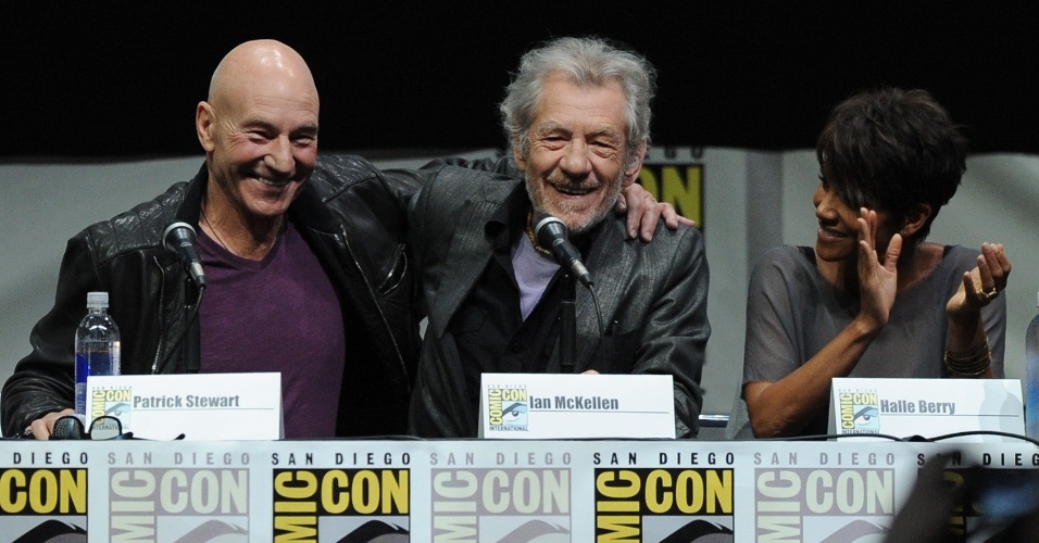 20.jul.2013 - Patrick Stewart e Ian McKellen se abraçam no palco da Comic-Con 2013 durante a apresentação de "X-Men: Dias de Um Futuro Esquecido"