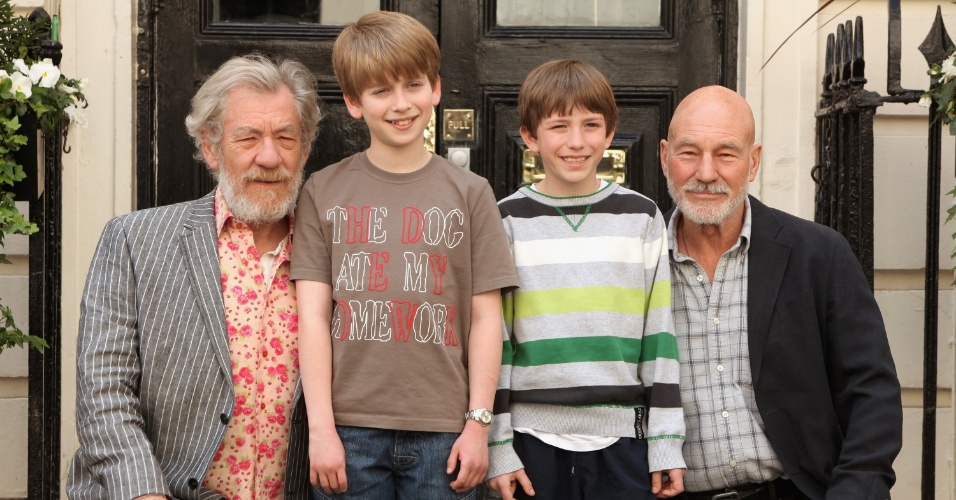 29.abr.2013 - Sir Ian McKellen e Patrick Stewart posam ao lado dos atores mirins Richard Linnell e Sam Walton. Os quatro atuaram na peça "Waiting for Godot", em Londres