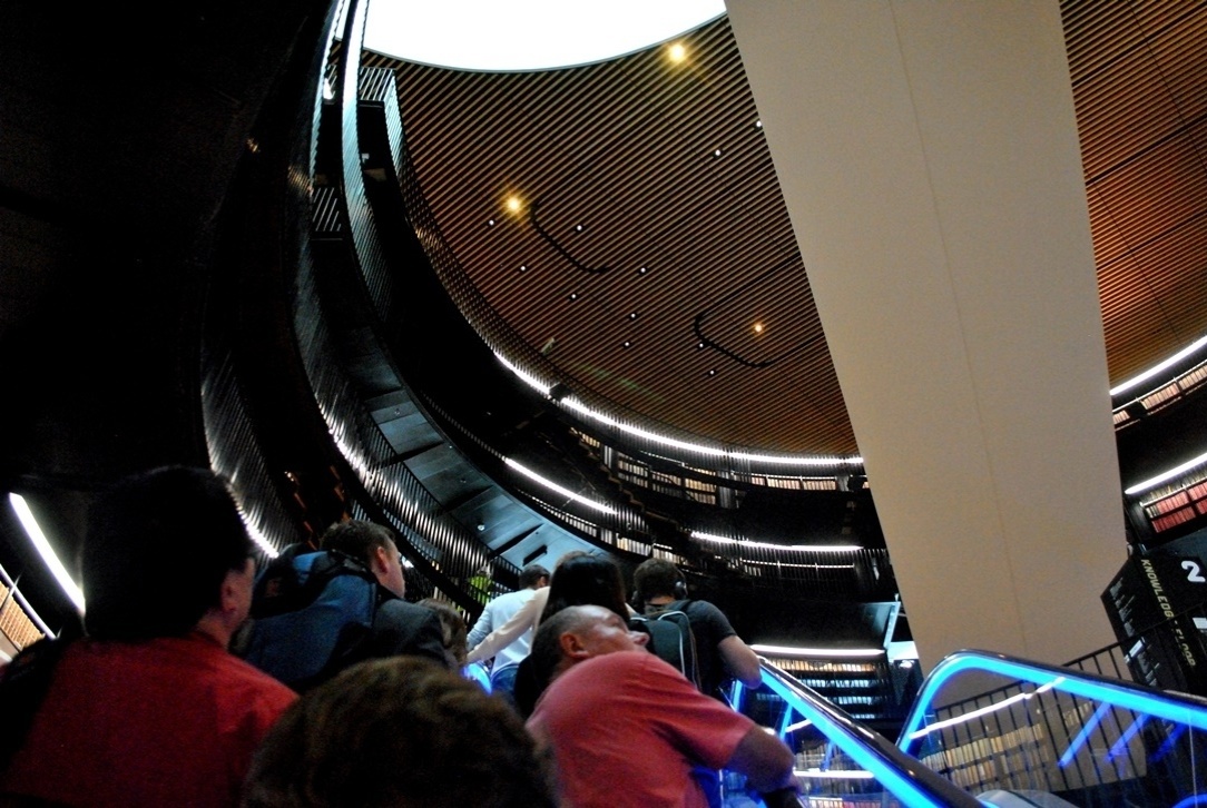 A rotunda de livros, principal espaço da biblioteca de Birmingham, compreende três andares e conta com luz natural - Melissa Becker/UOL