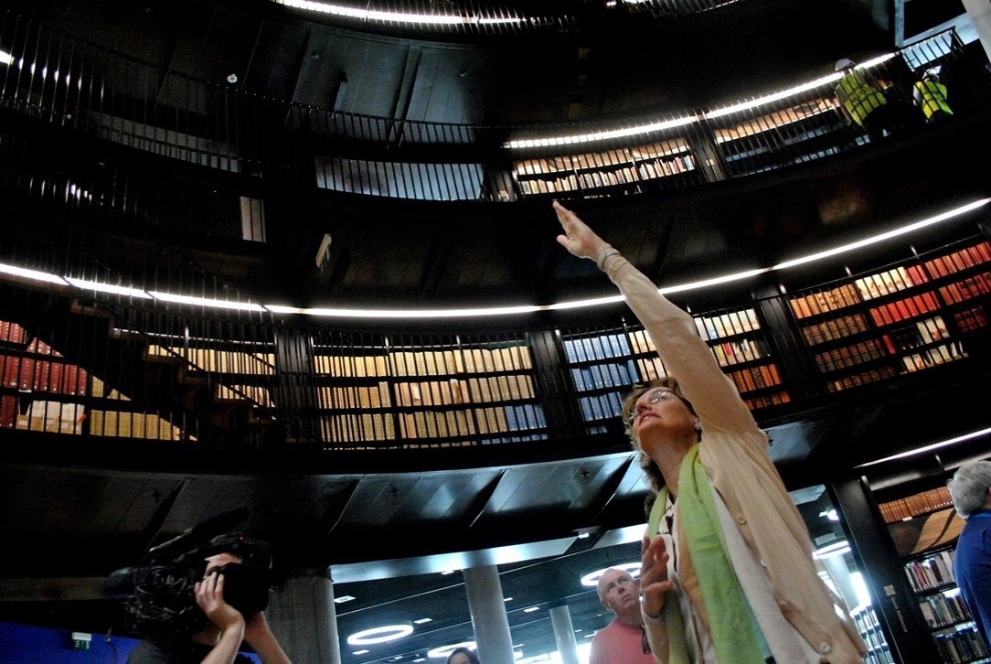 Arquiteta Francine Houben, responsável pelo projeto da biblioteca de Birmingham, mostrou as instalações para jornalistas que fizeram uma visita ao local - Melissa Becker/UOL