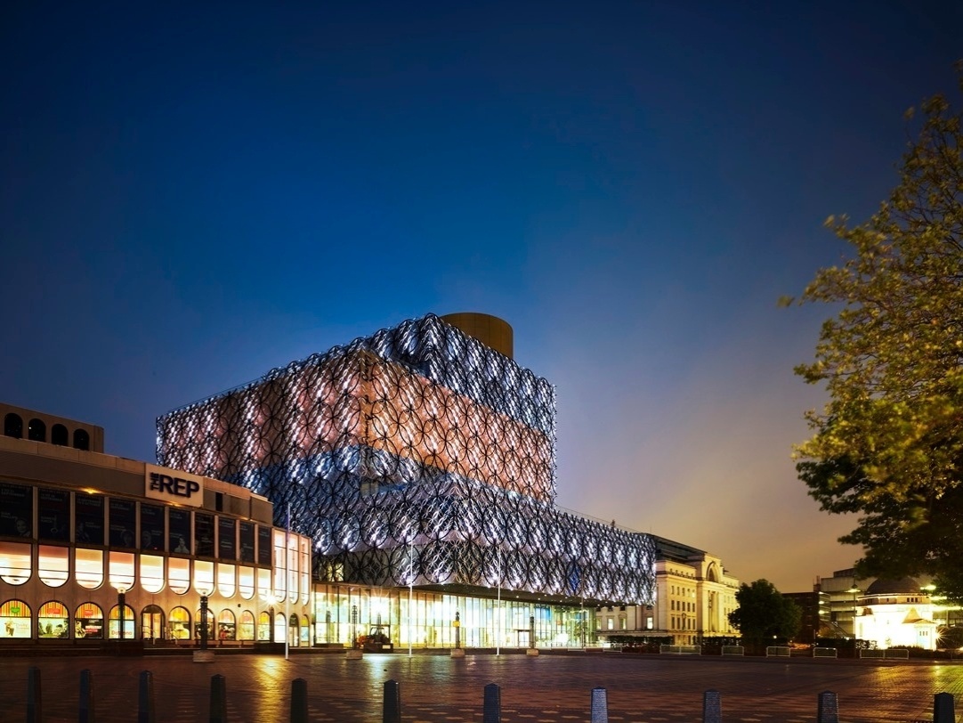 Fachada da maior biblioteca pública da Europa, em Birmingham. Com wi-fi gratuito em seus 10 andares e jardins suspensos, o prédio faz parte do plano de renovação da segunda maior cidade inglesa, mas já serve como referência a outras grandes bibliotecas no velho continente - Christian Richters/Library of Birmingham/Meacanoo/Divulgação