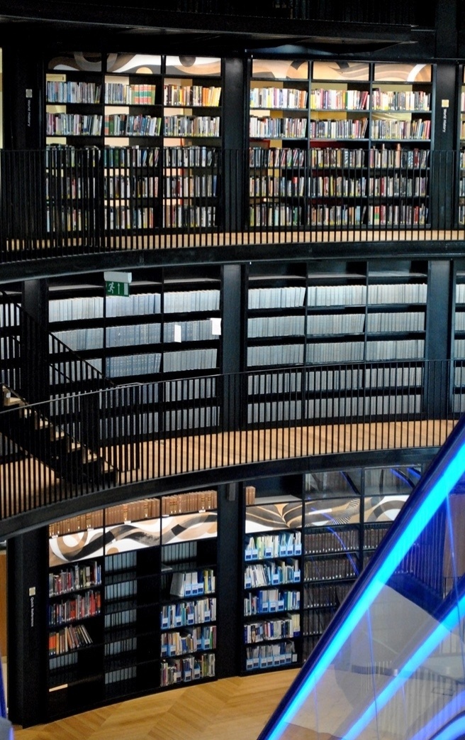 O prédio de 31 mil metros quadrados da biblioteca de Birmingham foi projeto por arquitetos holandeses para abrigar um milhão de volumes impressos ? o maior acervo público no Reino Unido. Desses, 400 mil estão disponíveis para o público - Melissa Becker/UOL