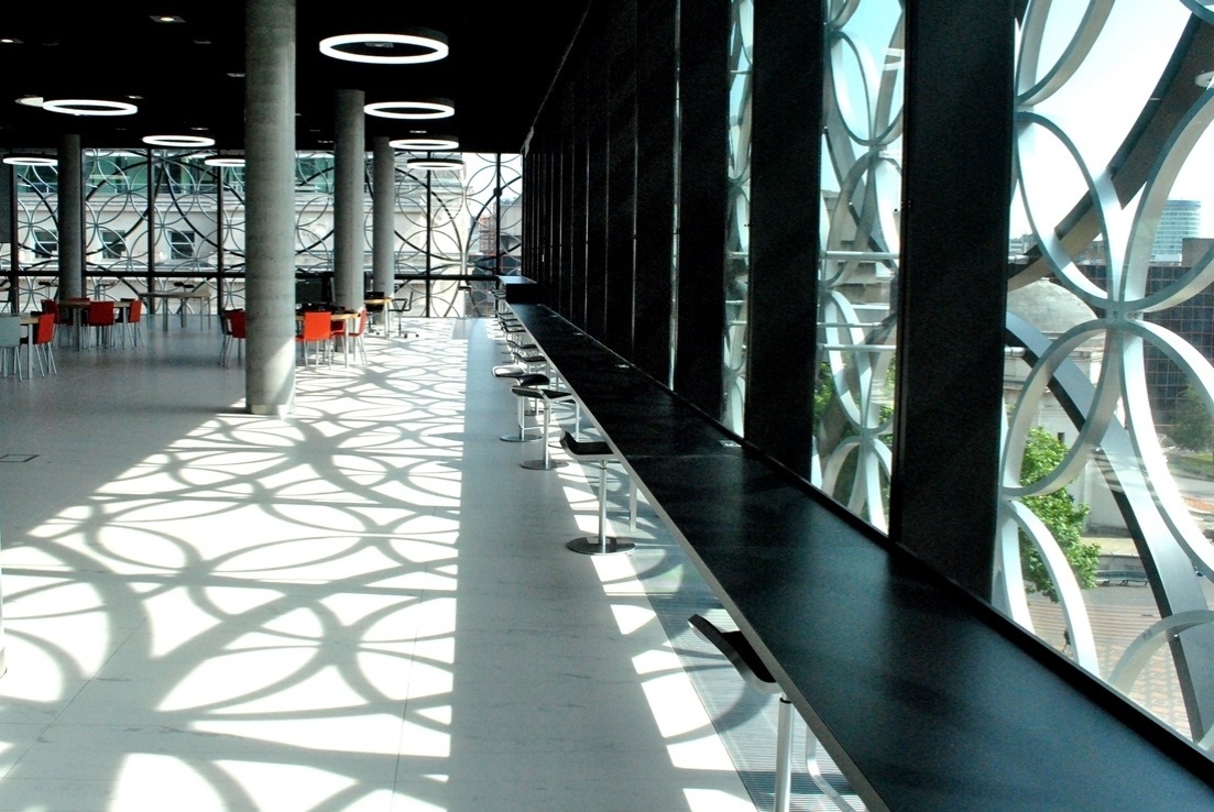 Vários ambientes da biblioteca de Birmingham têm janelas de vidro e luz natural - Melissa Becker/UOL