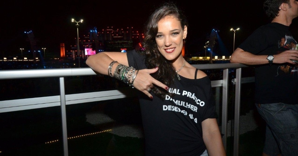 19.set.2013 - A atriz Adriana Birolli usa uma camiseta com o título da peça em que atua, "Manual Prático da Mulher Desesperada", para divulgar seu trabalho no Rock in Rio