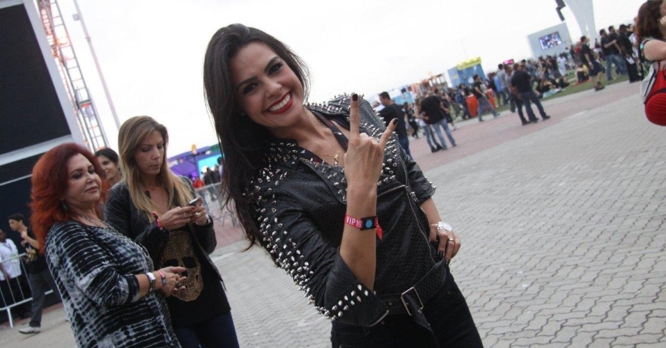 19.set.2013 - A atriz Lívia Rossy vai ao Rock in Rio no dia dedicado ao metal
