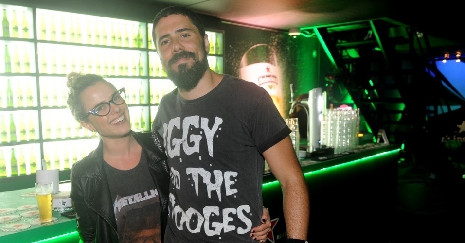 19.set.2013 - A atriz Nathália Rodrigues e o marido Tchello, baixista da banda Detonautas, tomam uma cerveja durante o show do Sepultura