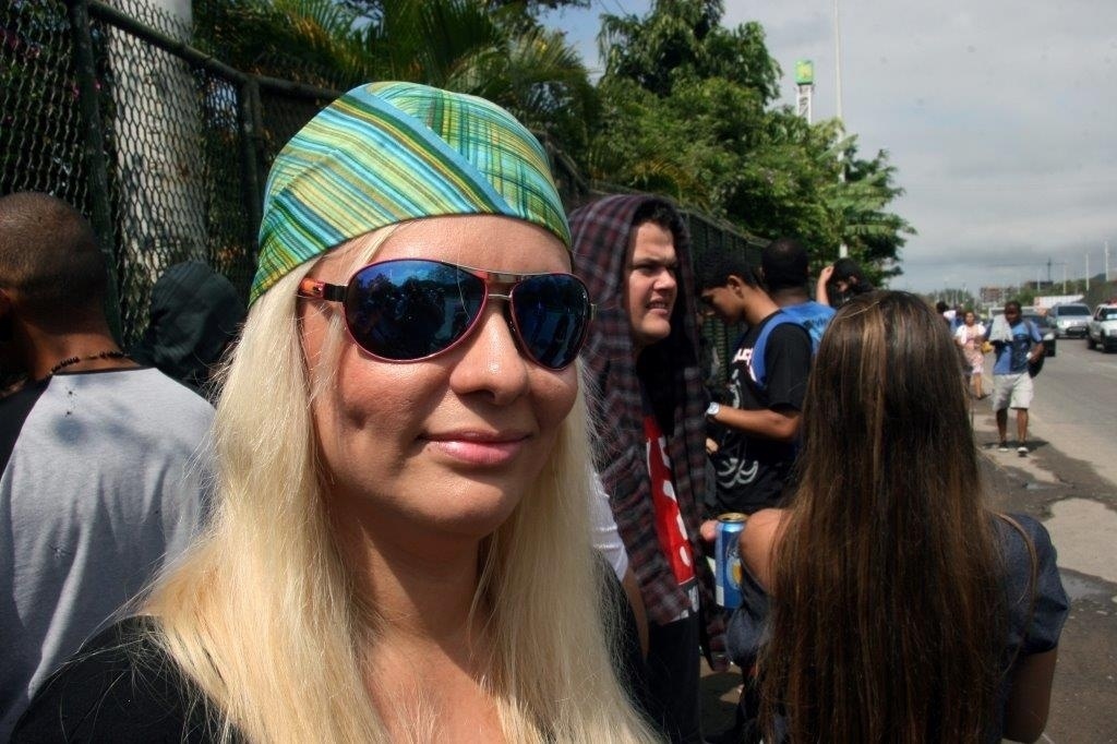 19.set.2013 - A estudante Dayane Gois, do Pará, posa na fila do primeiro dia de shows da segunda semana de Rock in Rio - Zulmair Rocha/UOL