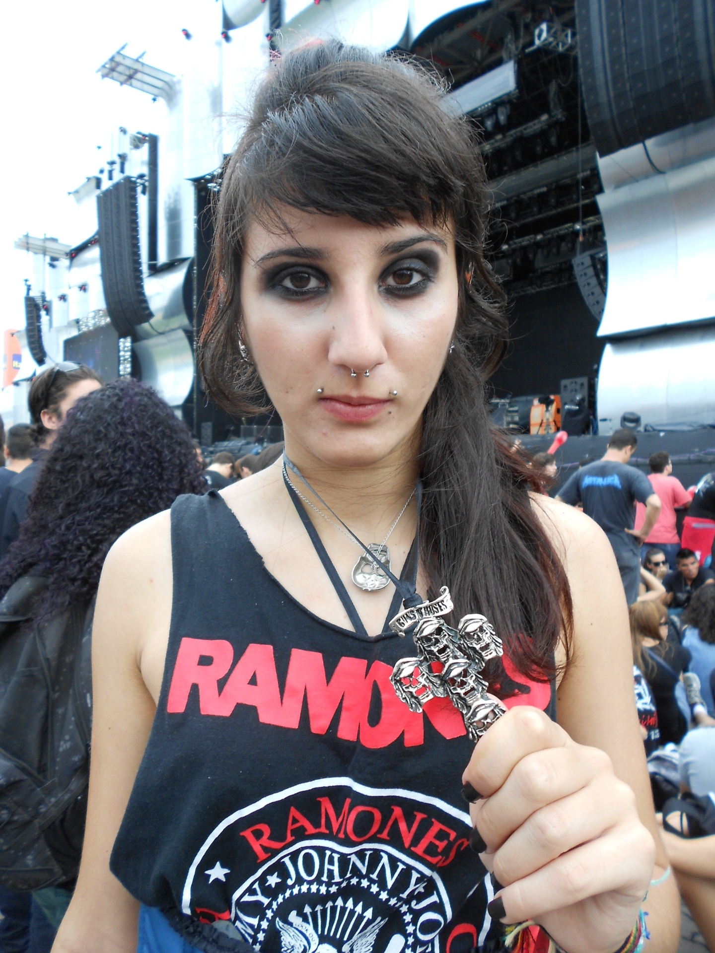 19.set.2013 - A jovem Isis Mendonça, 18, que se diz fã de  punk, hard rock e heavy metal - Fabíola Ortiz/UOL