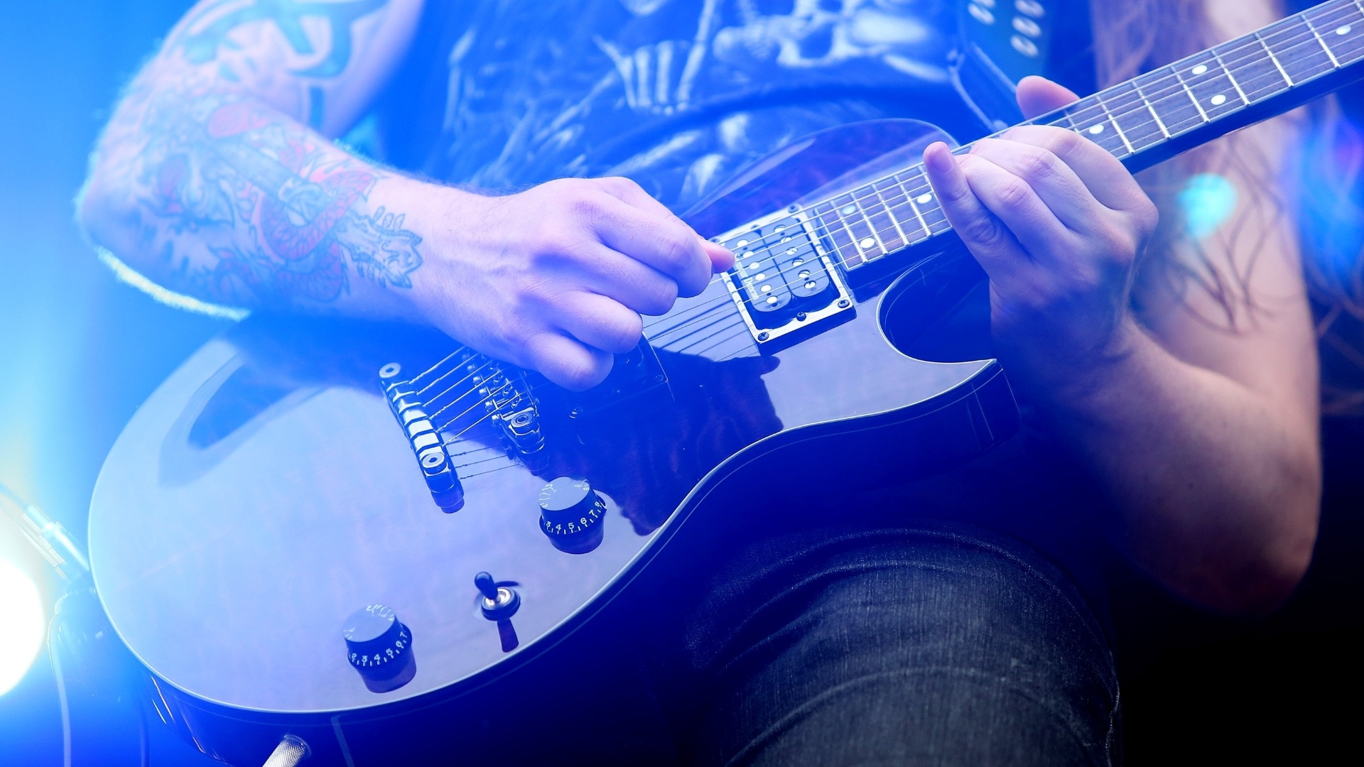 19.set.2013 - Abel Camargo, do Hibria, exibe sua Ibanez Artist durante segundo fim de semana do Rock in Rio - Marco Antônio Teixeira / UOL