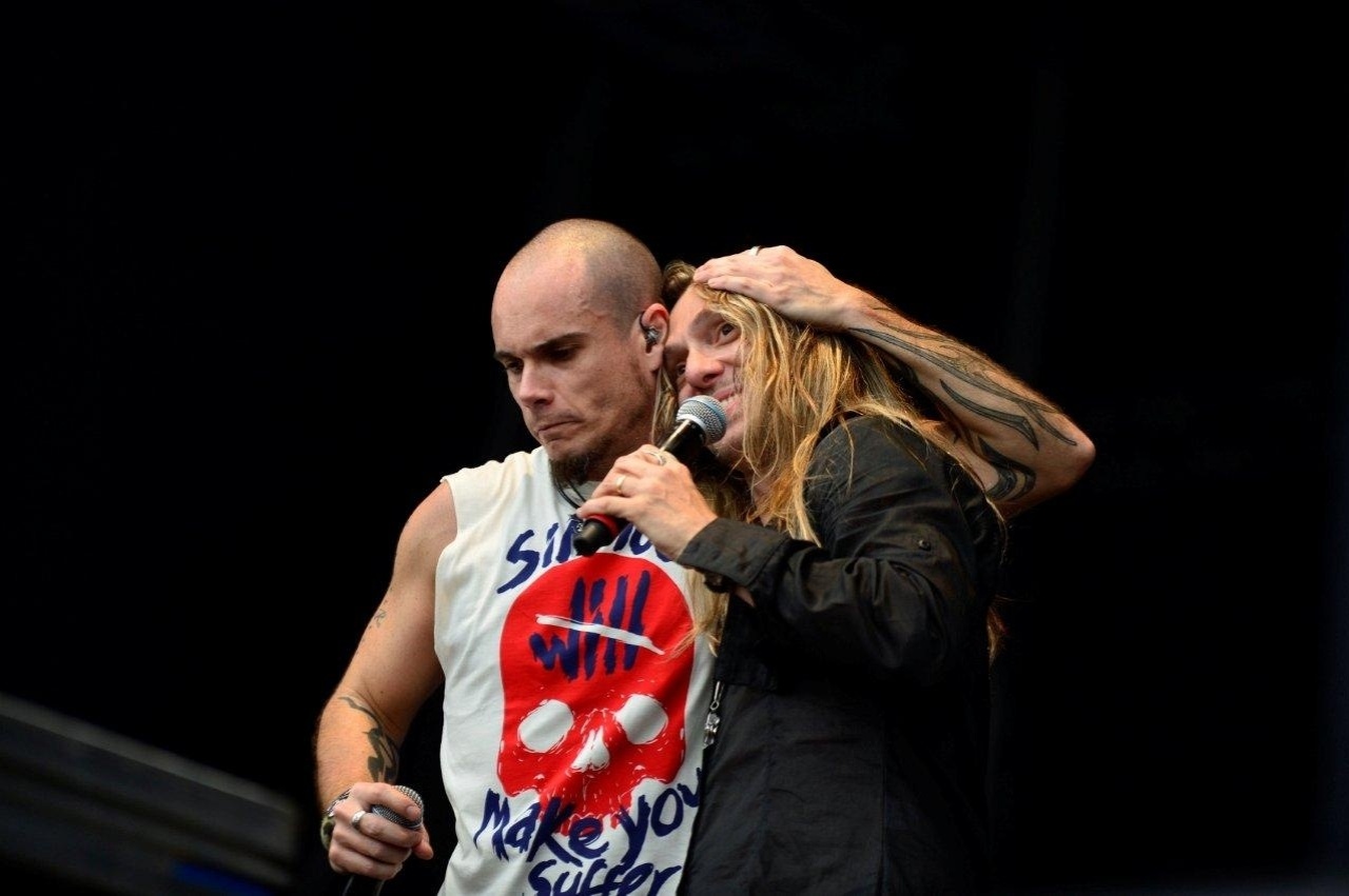 19.set.2013 - Edu Falaschi, do Almah, e Iuri Sanson, do Hibria, cantam juntos no Palco Sunset durante o segundo final de semana do Rock in Rio - Andre Muzell/AgNews