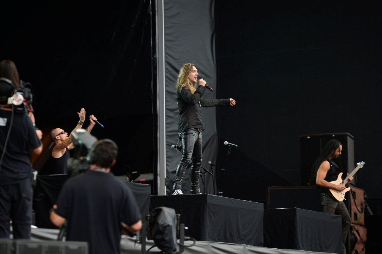 19.set.2013 - Edu Falaschi, ex-Angra, toca no Palco Sunset com o Almah durante o segundo final de semana do Rock in Rio - Andre Muzell/AgNews