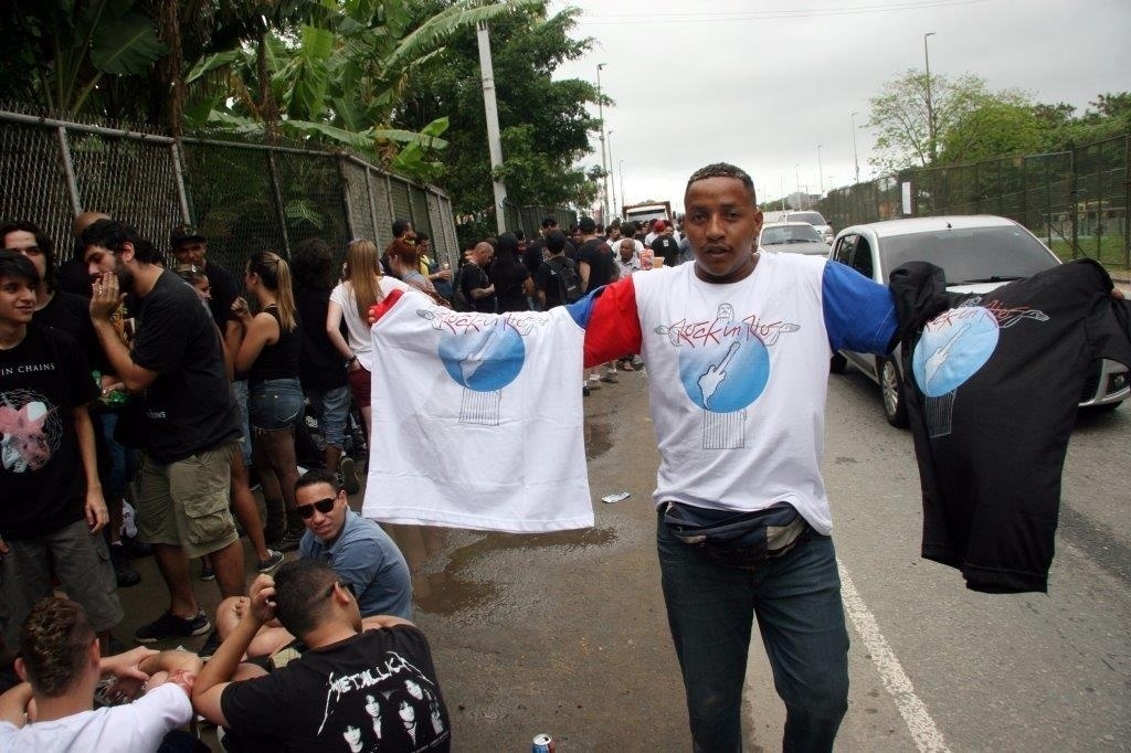 19.set.2013 - Ambulantes vendem camisas do Rock in Rio na fila do primeiro dia de shows da segunda semana do festival - Zulmair Rocha/UOL