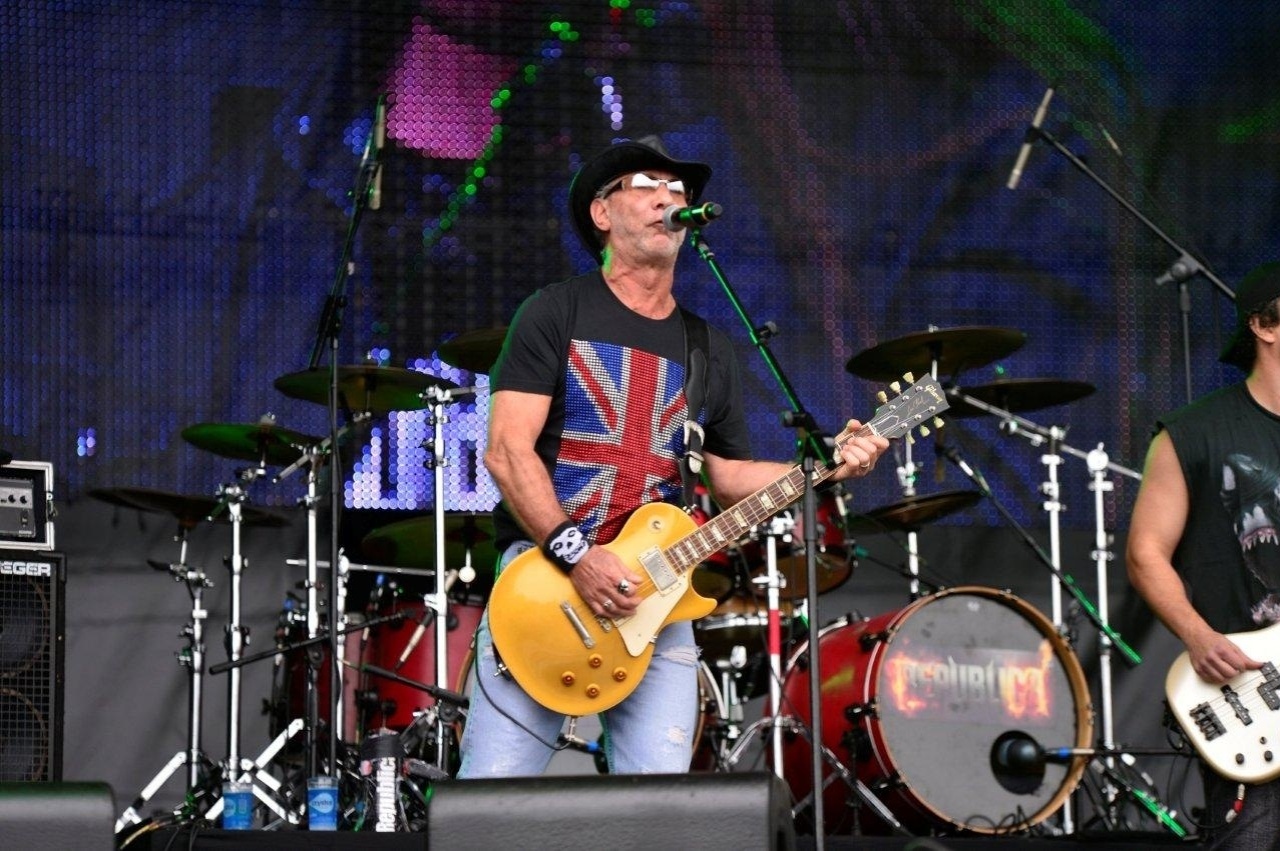 19.set.2013 - O guitarrista Jorge Marinhas, da banda República, toca no segundo final de semana do Rock in Rio no palco Sunset - Andre Muzell/AgNews