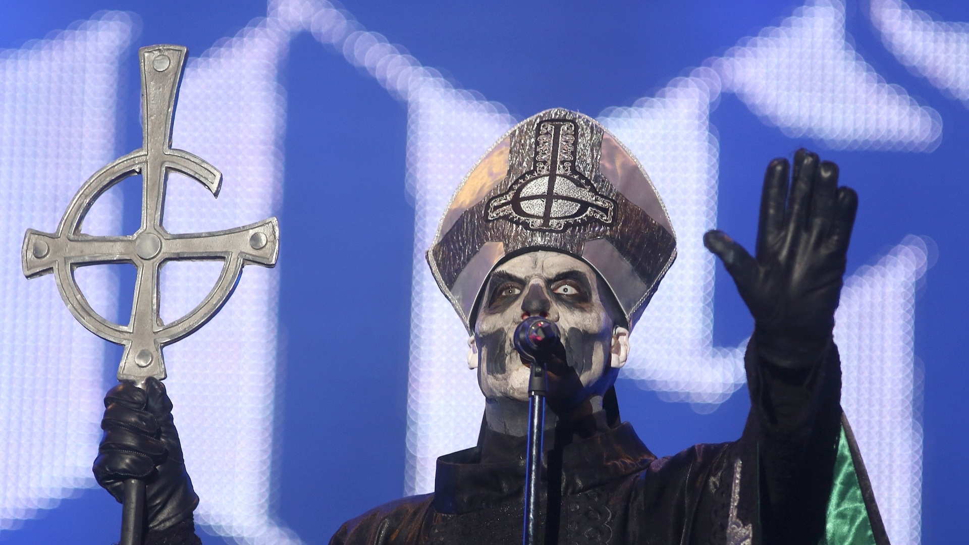 19.set.2013 - Banda sueca Ghost B.C. se apresenta no Palco Mundo do Rock in Rio; vocalista interpreta o personagem Papa Emeritus II - Fernando Maia/UOL