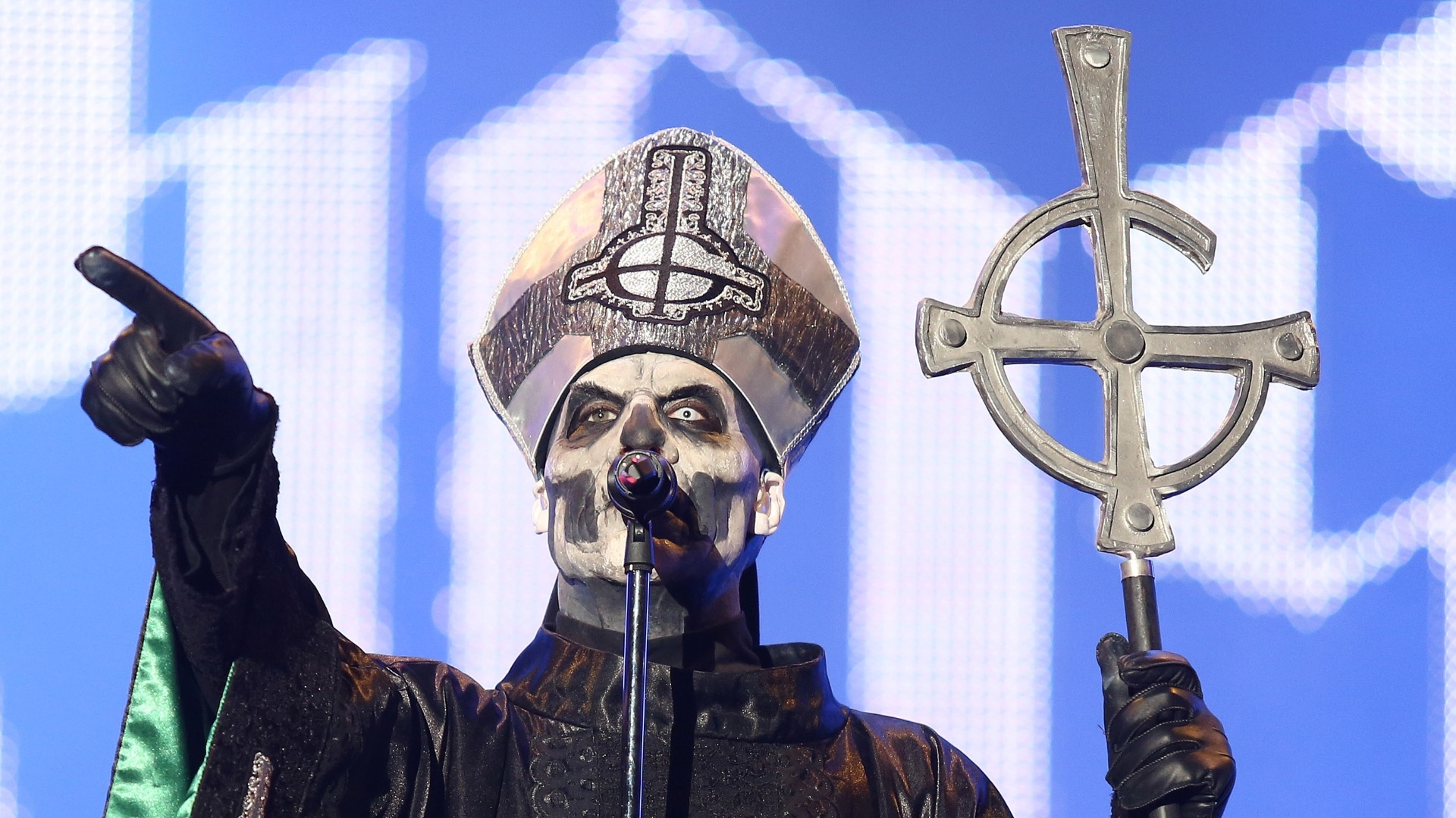 19.set.2013 - Banda sueca Ghost B.C. se apresenta no Palco Mundo do Rock in Rio; vocalista interpreta o personagem Papa Emeritus II - Fernando Maia/UOL