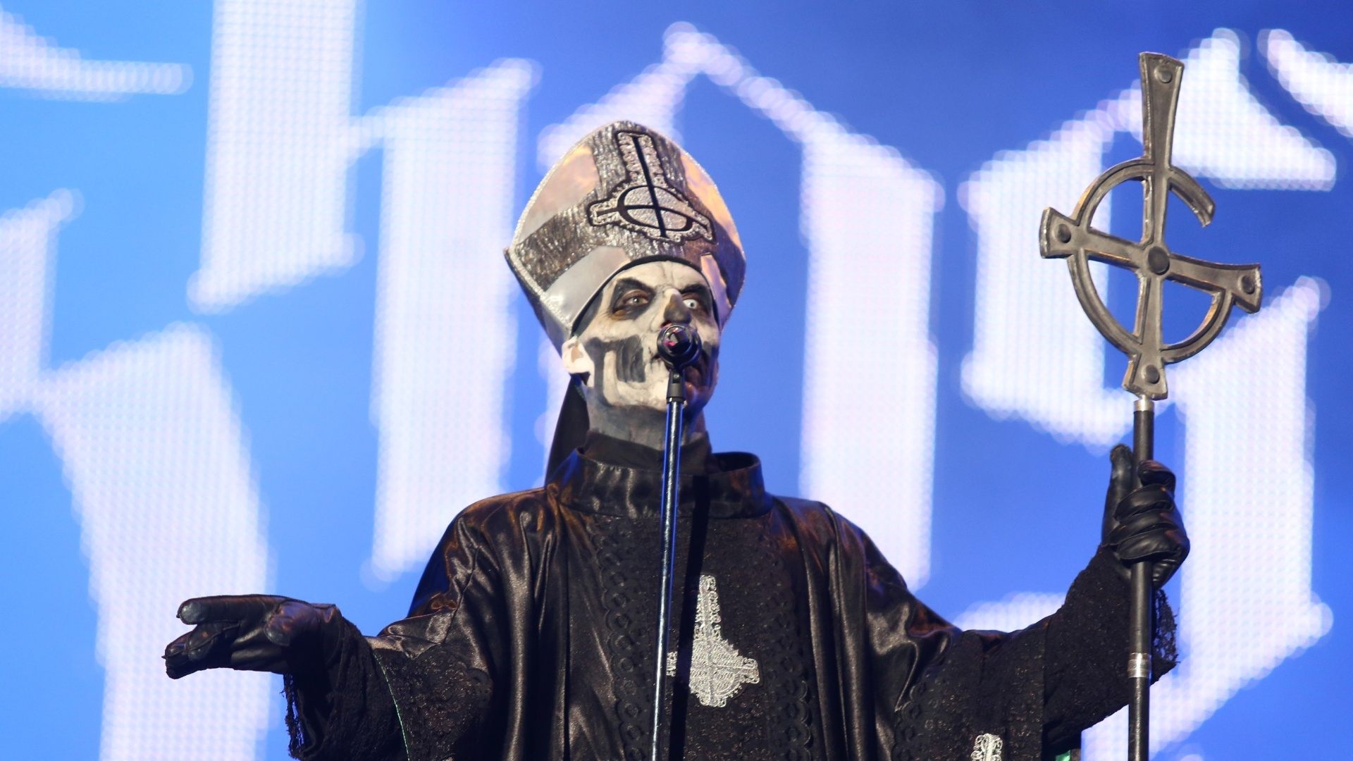 19.set.2013 - Banda sueca Ghost B.C. se apresenta no Palco Mundo do Rock in Rio; vocalista interpreta o personagem Papa Emeritus II - Fernando Maia/UOL