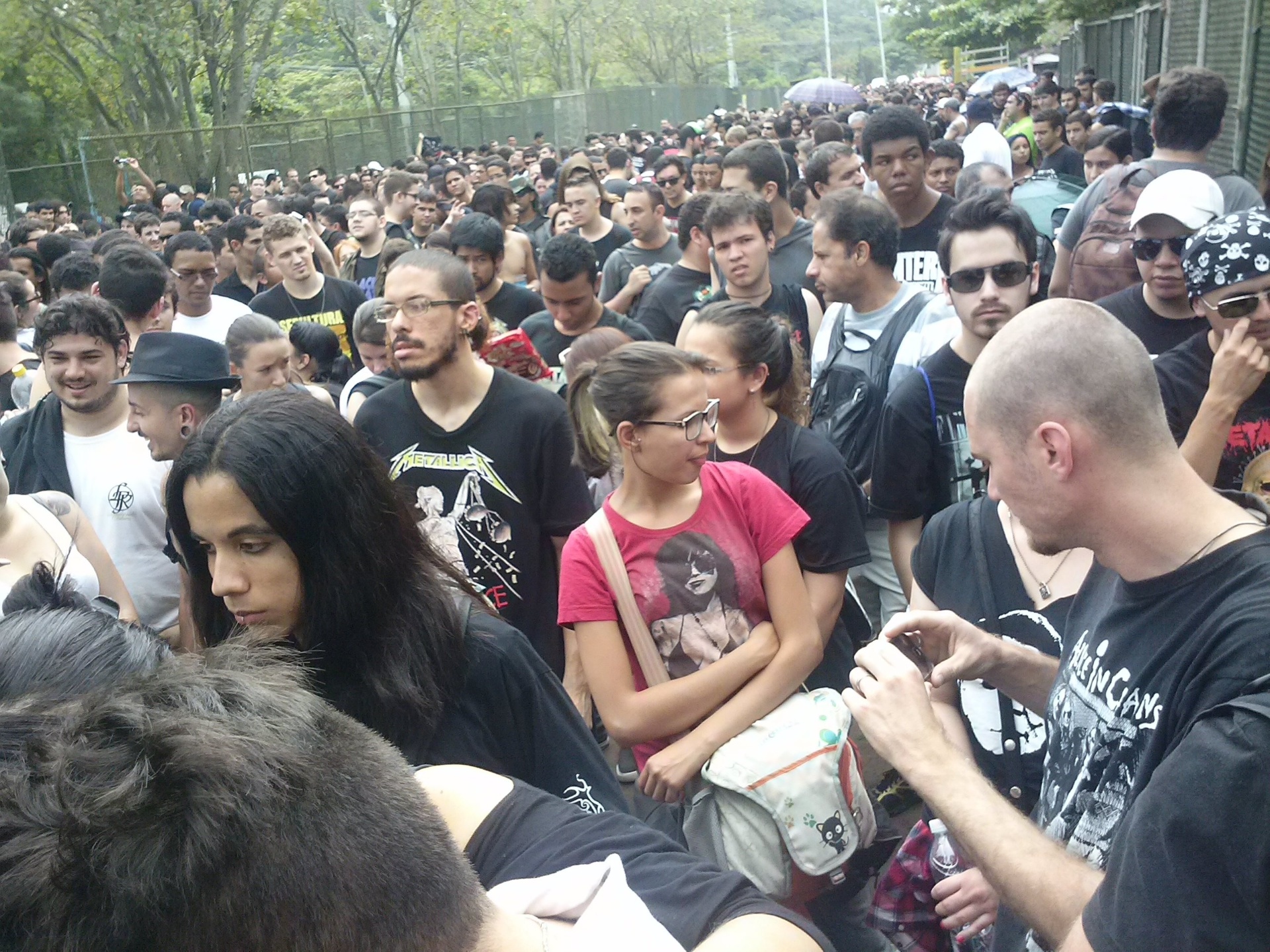 19.set.2013 - Camiseta preta é o uniforme dos fãs que já aguardam na fila do primeiro dia da segunda semana de Rock in Rio - Marcela Ribeiro/UOL